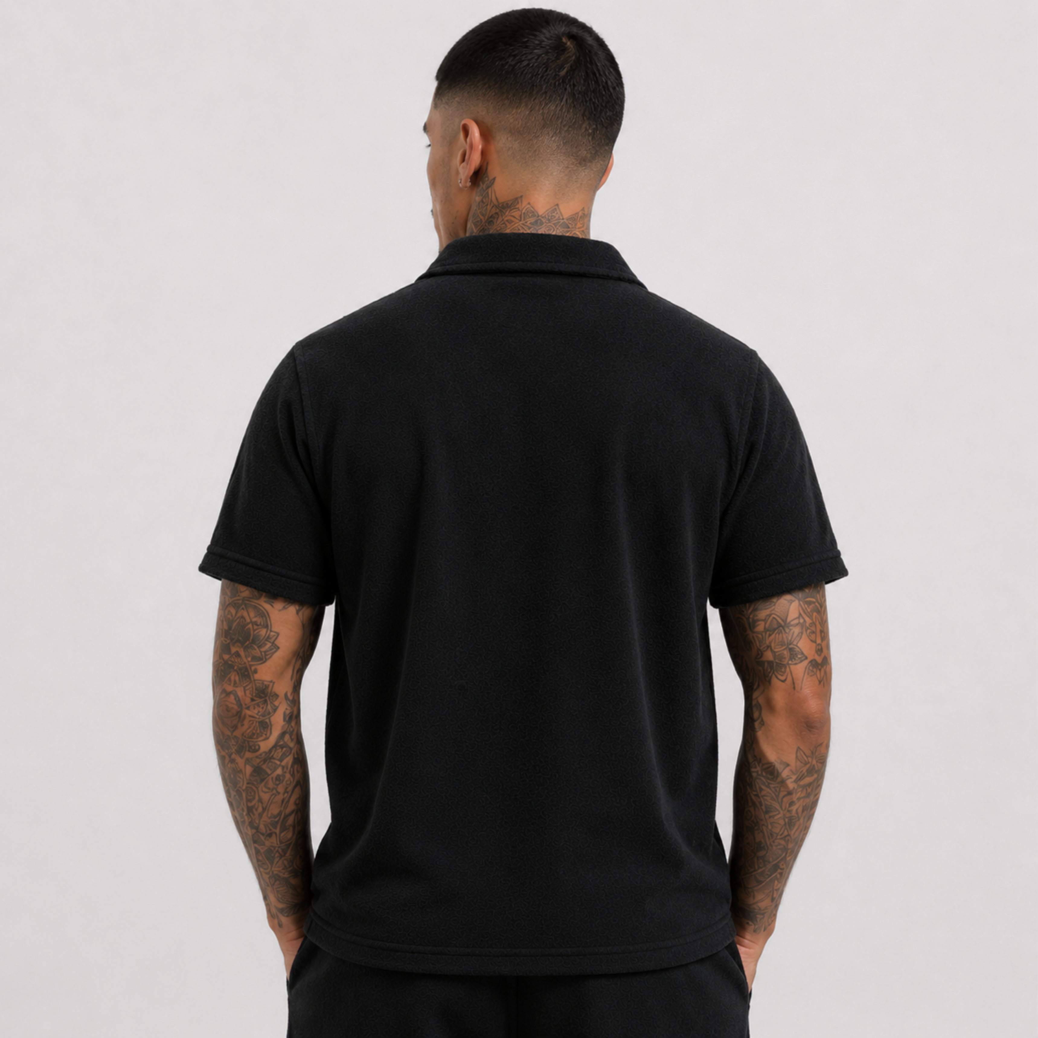 1HUNNA Casual Terry Polo in zwart – gedragen achterkant