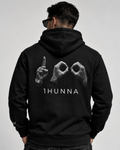 Model draagt de zwarte Casual 100 Hoodie, achteraanzicht met 100-handgraphic en 1HUNNA-logo