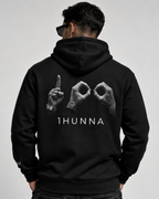 Model draagt de zwarte Casual 100 Hoodie, achteraanzicht met 100-handgraphic en 1HUNNA-logo