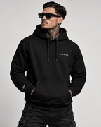 Model draagt de zwarte Casual 100 Hoodie, vooraanzicht met subtiel 1HUNNA-borstlogo