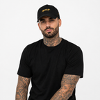 1HUNNA Signature Keep It Real Cap in zwart en goud – gedragen