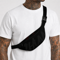 Zwarte 1HUNNA Signature Bum Bag gedragen als crossbodytas